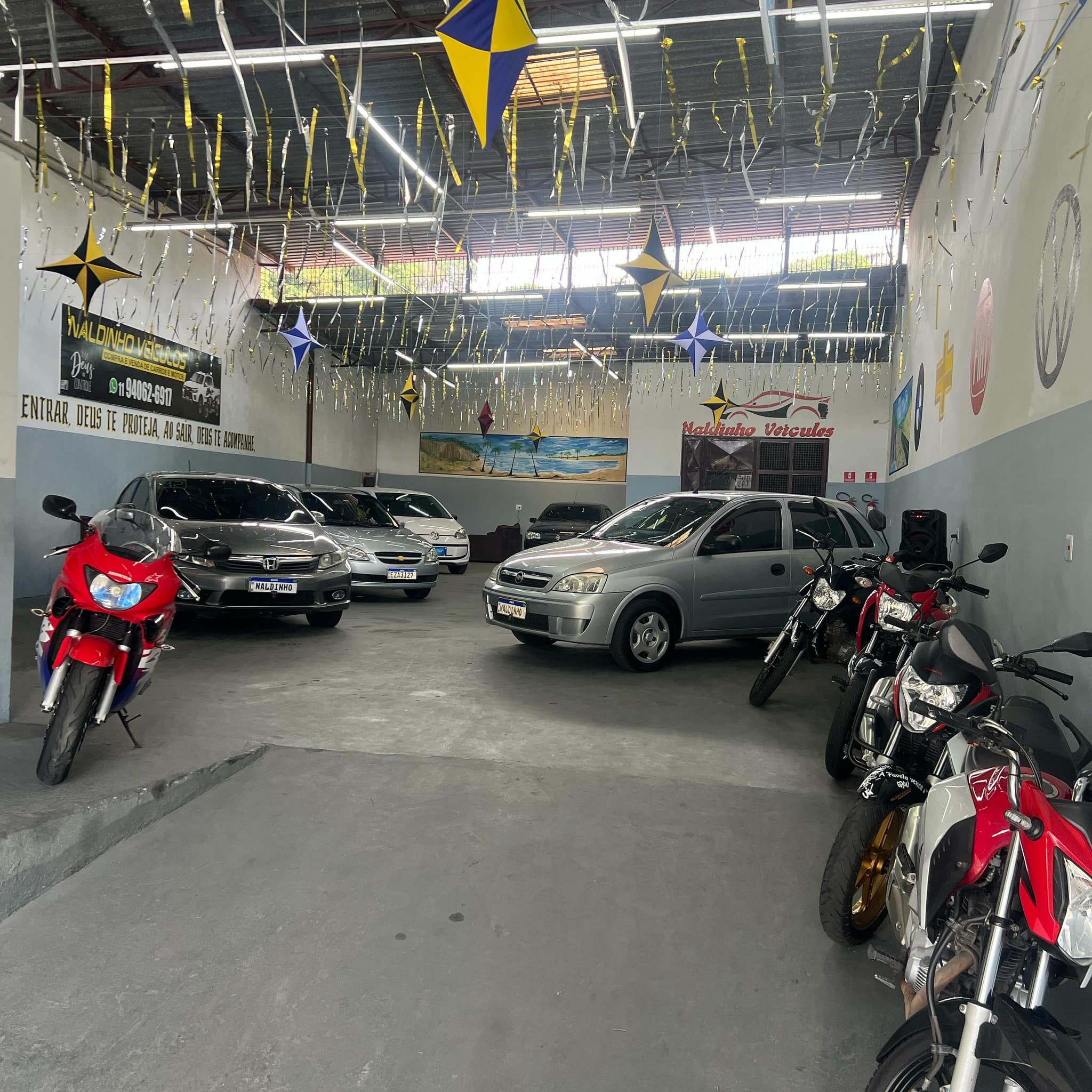 Pátio da Naldinho Veículos, com carros e motos expostos